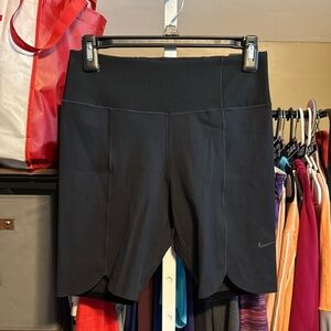 NWT Nike Yoga Luxe Mid Rise 7” Bike Shorts Sz Medium Black
